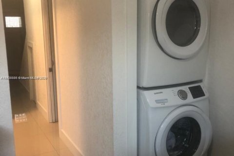 Adosado en venta en Sweetwater, Florida, 2 dormitorios, 76.64 m2 № 1992762 - foto 2