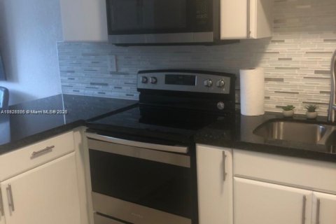 Adosado en venta en Sweetwater, Florida, 2 dormitorios, 76.64 m2 № 1992762 - foto 1