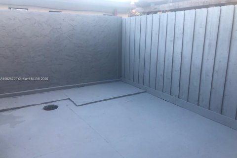 Adosado en venta en Sweetwater, Florida, 2 dormitorios, 76.64 m2 № 1992762 - foto 11