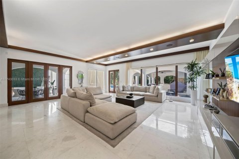 House in Pinecrest, Florida 6 bedrooms, 716.18 sq.m. № 1978245 - photo 12