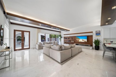 House in Pinecrest, Florida 6 bedrooms, 716.18 sq.m. № 1978245 - photo 13