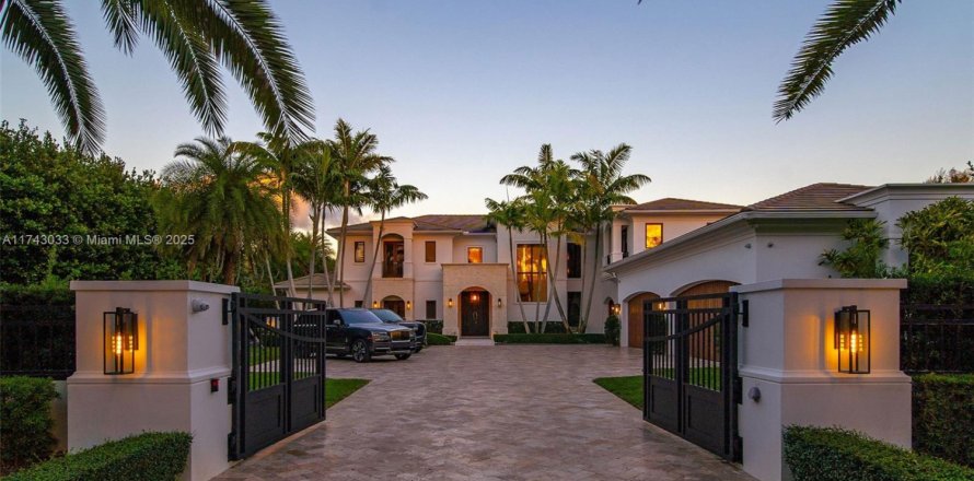 House in Pinecrest, Florida 6 bedrooms, 716.18 sq.m. № 1978245