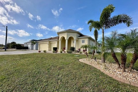 Villa ou maison à louer à Port Charlotte, Floride: 4 chambres, 224.45 m2 № 1747384 - photo 1