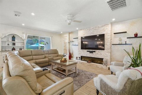 Villa ou maison à vendre à Riverview, Floride: 4 chambres, 233.56 m2 № 2349474 - photo 4