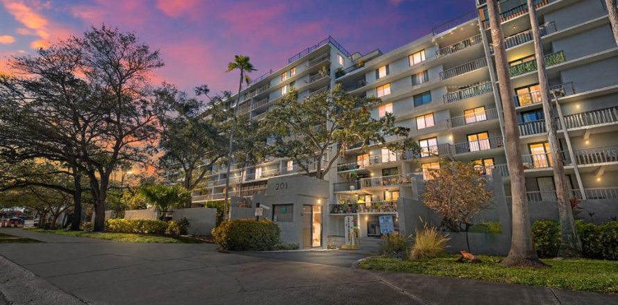 Condo in Tampa, Florida, 2 bedrooms № 2148406