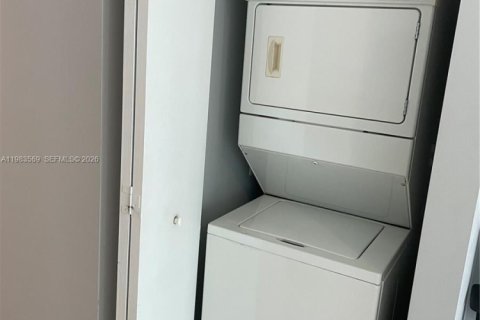 Condo in Miami, Florida, 1 bedroom  № 2048092 - photo 12