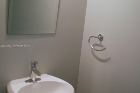 Condo in Miami, Florida, 1 bedroom  № 2048092 - photo 11