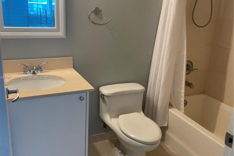 Condo in Miami, Florida, 1 bedroom  № 2048092 - photo 9