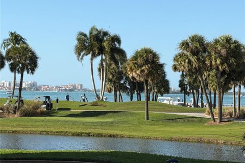 Condo in Belleair, Florida, 2 bedrooms № 2140805 - photo 1