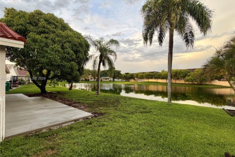 House in Hialeah, Florida 3 bedrooms, 170.66 sq.m. № 2177248 - photo 23