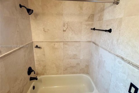 House in Hialeah, Florida 3 bedrooms, 170.66 sq.m. № 2177248 - photo 18
