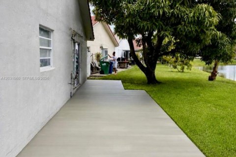 House in Hialeah, Florida 3 bedrooms, 170.66 sq.m. № 2177248 - photo 20