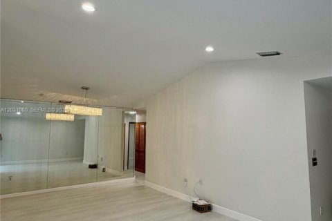 House in Hialeah, Florida 3 bedrooms, 170.66 sq.m. № 2177248 - photo 7