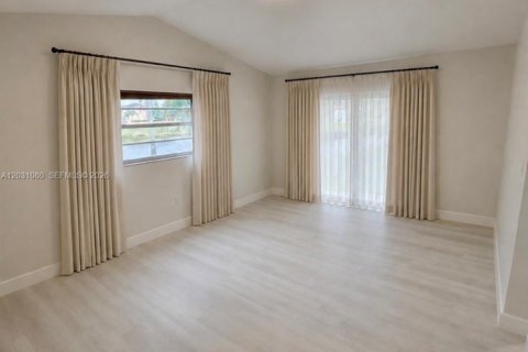 House in Hialeah, Florida 3 bedrooms, 170.66 sq.m. № 2177248 - photo 8