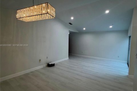 House in Hialeah, Florida 3 bedrooms, 170.66 sq.m. № 2177248 - photo 6