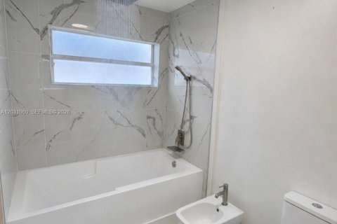 House in Hialeah, Florida 3 bedrooms, 170.66 sq.m. № 2177248 - photo 11