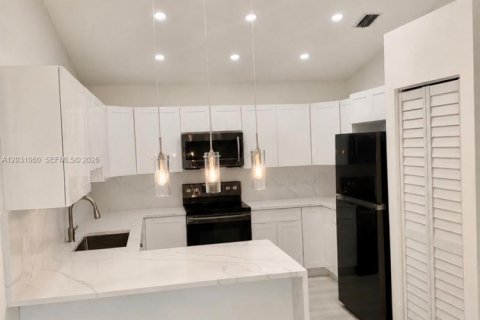 House in Hialeah, Florida 3 bedrooms, 170.66 sq.m. № 2177248 - photo 9