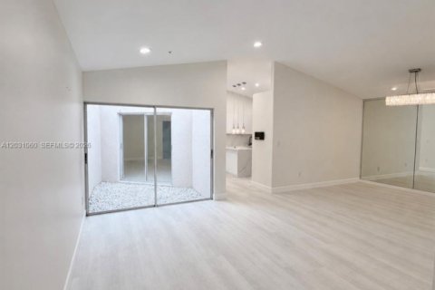 House in Hialeah, Florida 3 bedrooms, 170.66 sq.m. № 2177248 - photo 5
