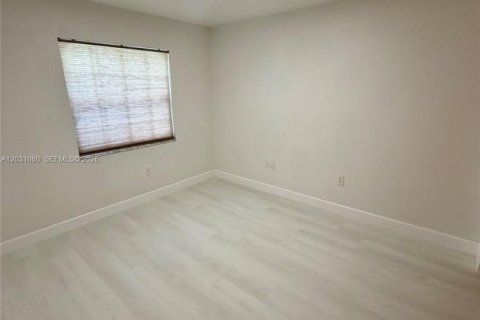 House in Hialeah, Florida 3 bedrooms, 170.66 sq.m. № 2177248 - photo 13