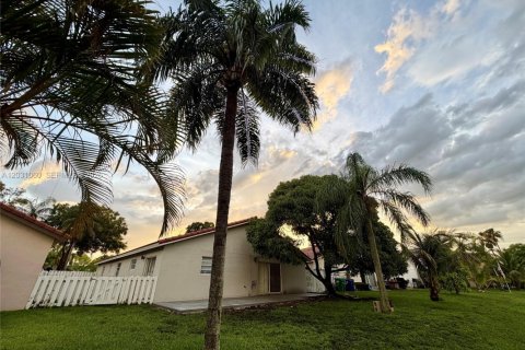 House in Hialeah, Florida 3 bedrooms, 170.66 sq.m. № 2177248 - photo 24