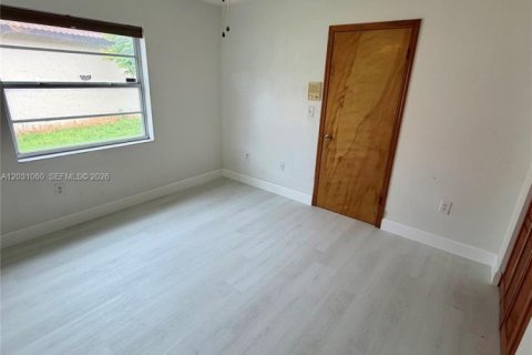 House in Hialeah, Florida 3 bedrooms, 170.66 sq.m. № 2177248 - photo 15
