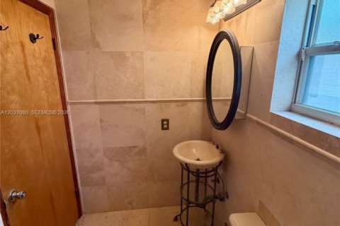House in Hialeah, Florida 3 bedrooms, 170.66 sq.m. № 2177248 - photo 19