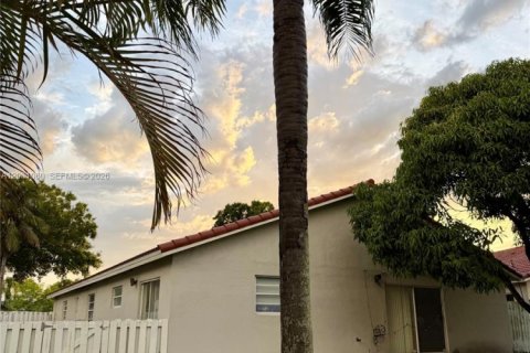 House in Hialeah, Florida 3 bedrooms, 170.66 sq.m. № 2177248 - photo 21