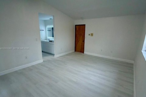 House in Hialeah, Florida 3 bedrooms, 170.66 sq.m. № 2177248 - photo 4