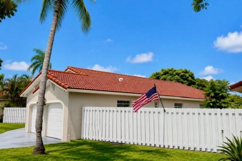 House in Hialeah, Florida 3 bedrooms, 170.66 sq.m. № 2177248 - photo 3