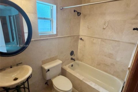 House in Hialeah, Florida 3 bedrooms, 170.66 sq.m. № 2177248 - photo 17