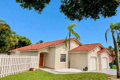 House in Hialeah, Florida 3 bedrooms, 170.66 sq.m. № 2177248 - photo 2