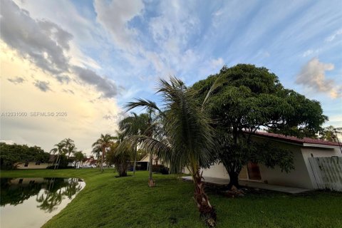 House in Hialeah, Florida 3 bedrooms, 170.66 sq.m. № 2177248 - photo 25