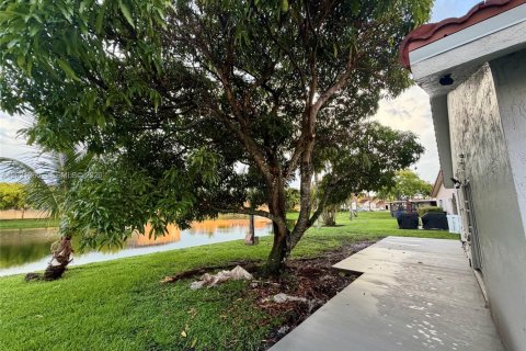 House in Hialeah, Florida 3 bedrooms, 170.66 sq.m. № 2177248 - photo 22