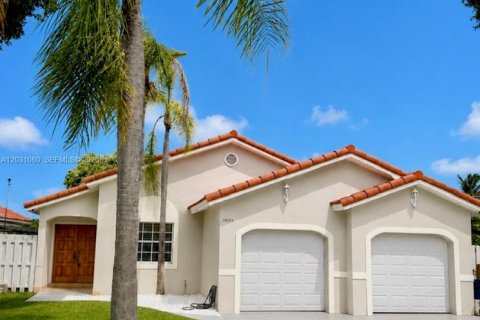 House in Hialeah, Florida 3 bedrooms, 170.66 sq.m. № 2177248