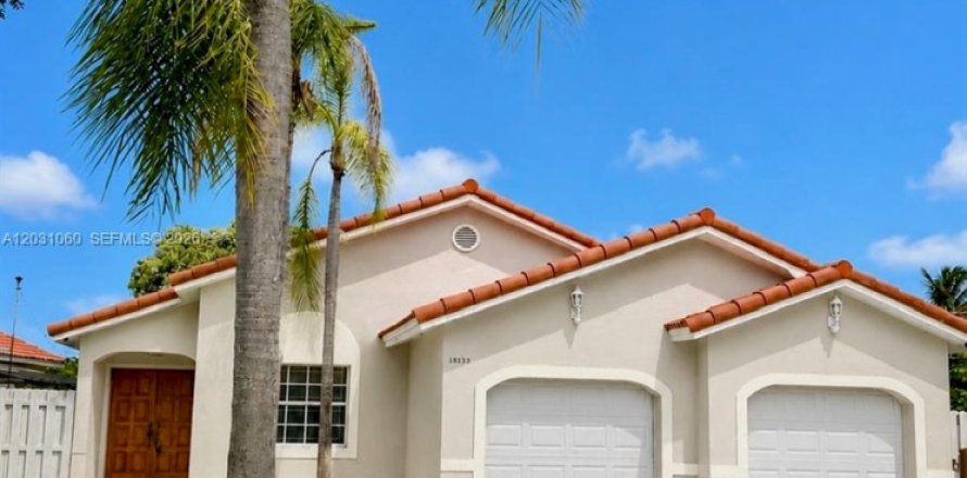 House in Hialeah, Florida 3 bedrooms, 170.66 sq.m. № 2177248