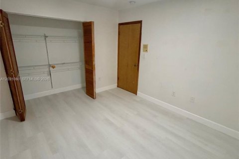 House in Hialeah, Florida 3 bedrooms, 170.66 sq.m. № 2177248 - photo 14