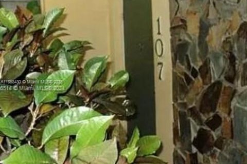 Copropriété à vendre à Lauderdale Lakes, Floride: 2 chambres, 77.76 m2 № 1981575 - photo 2