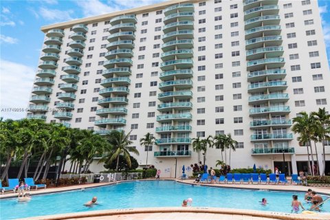 Condominio en venta en Sunny Isles Beach, Florida, 1 dormitorio, 93.37 m2 № 1867935 - foto 24