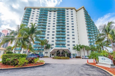 Condominio en venta en Sunny Isles Beach, Florida, 1 dormitorio, 93.37 m2 № 1867935 - foto 21