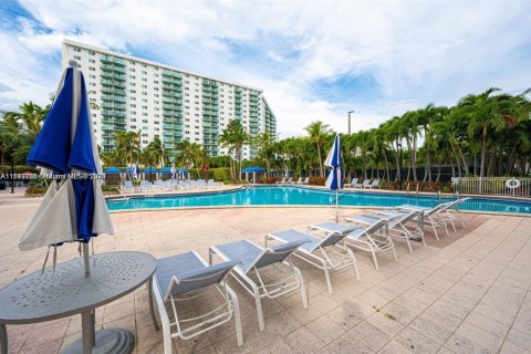 Condominio en venta en Sunny Isles Beach, Florida, 1 dormitorio, 93.37 m2 № 1867935 - foto 3