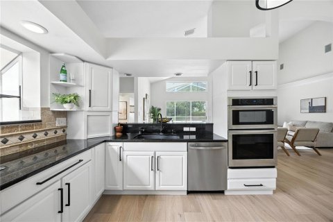 House in Tampa, Florida 4 bedrooms, 364.18 sq.m. № 1819133 - photo 15