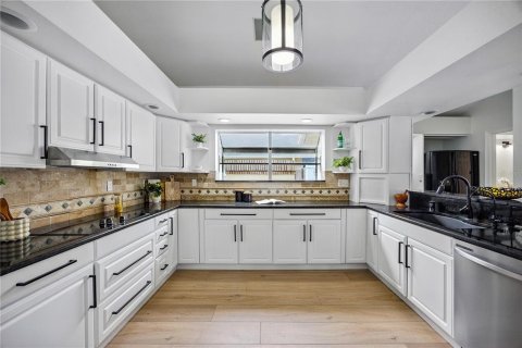House in Tampa, Florida 4 bedrooms, 364.18 sq.m. № 1819133 - photo 14