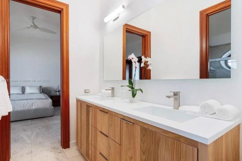 Casa en alquiler en Miami Beach, Florida, 5 dormitorios, 565.77 m2 № 1783594 - foto 23