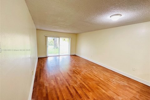Condo in Miami Gardens, Florida, 1 bedroom  № 1943920 - photo 2