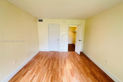Condo in Miami Gardens, Florida, 1 bedroom  № 1943920 - photo 7