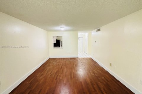 Condo in Miami Gardens, Florida, 1 bedroom  № 1943920 - photo 3