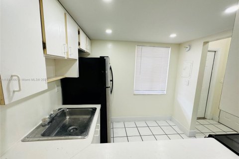 Condo in Miami Gardens, Florida, 1 bedroom  № 1943920 - photo 5