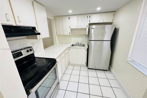 Condo in Miami Gardens, Florida, 1 bedroom  № 1943920 - photo 4