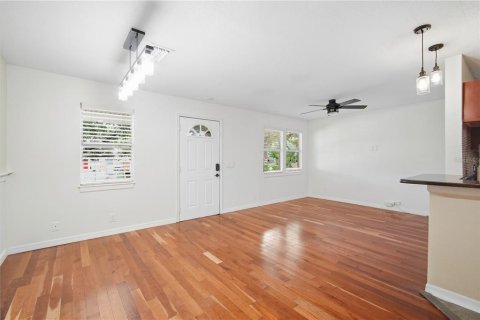 House in Tampa, Florida 3 bedrooms, 130.81 sq.m. № 2391398 - photo 5