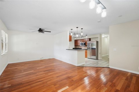 House in Tampa, Florida 3 bedrooms, 130.81 sq.m. № 2391398 - photo 4